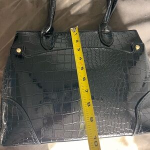 Elegant Black Crocodile-Embossed Women's Bag